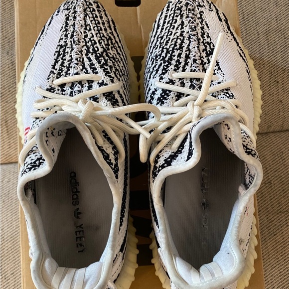Yeezy Boost 350 v2 Zebra - Picture 6 of 10